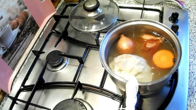 Poner cebolla para hacer gelatina de pescado