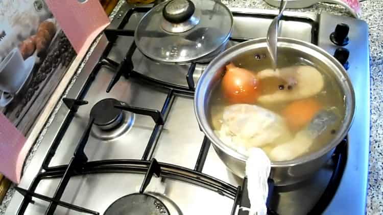 Para preparar pescado aspic, ponga el pescado en el caldo