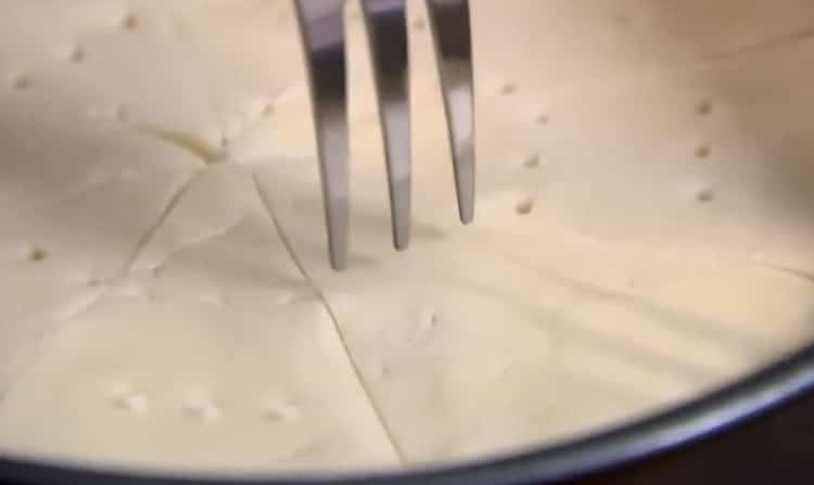 To make a shortcrust pastry pie, put the dough in the mold