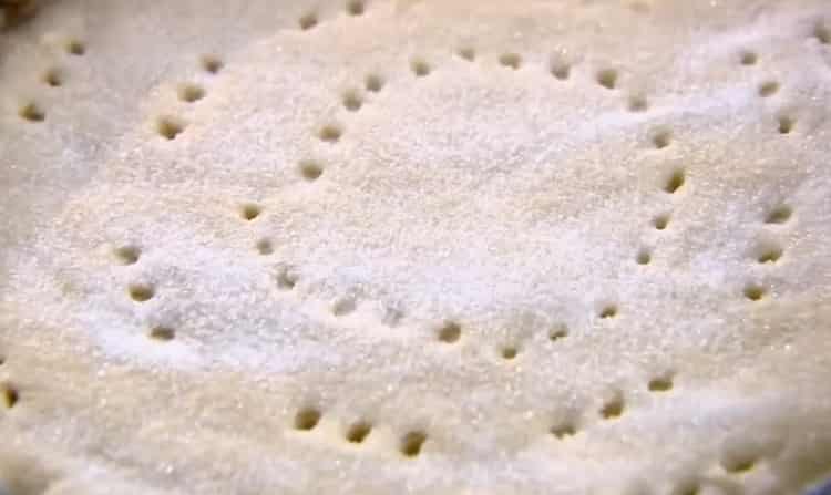 Da biste napravili kolač od tijesta od kratkog tijesta, pospite šećerom na proizvod