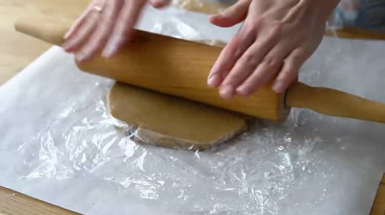 Abaisser la pâte pour faire des biscuits au pain d'épices.