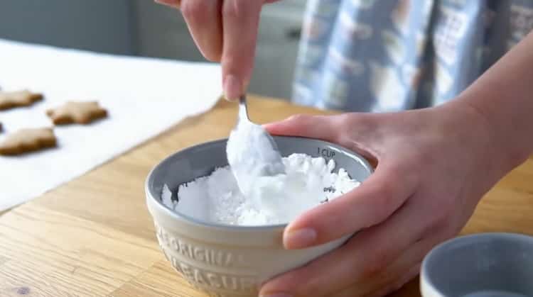 Para hacer galletas de jengibre, prepare los ingredientes para la formación de hielo.