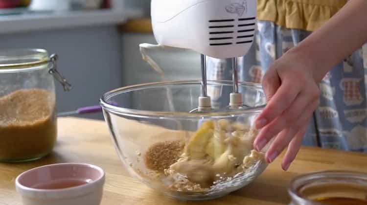 Combina los ingredientes para hacer la galleta de jengibre.