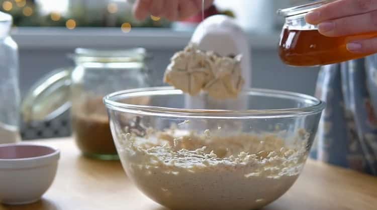 Ajoutez du miel pour faire des biscuits au pain d'épices.