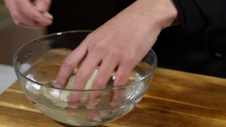 Pour préparer le gingembre mariné, préparez un cornichon