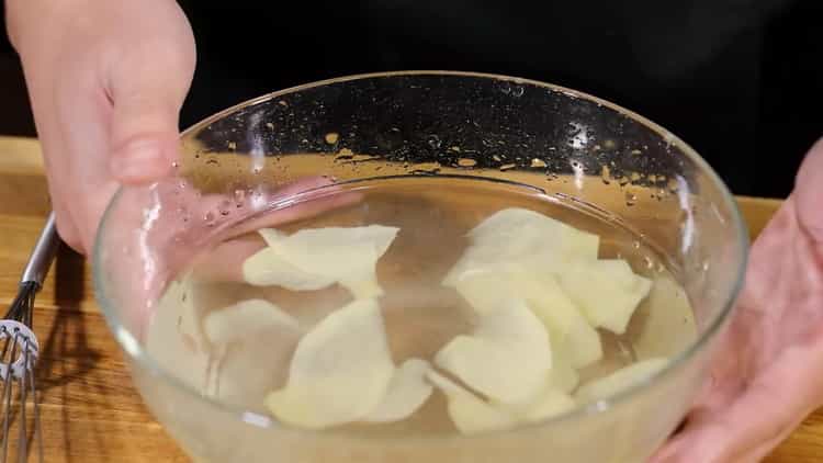 Para preparar jengibre encurtido, marinar los ingredientes.