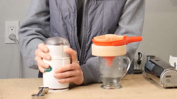 Broyer les grains pour faire une boisson