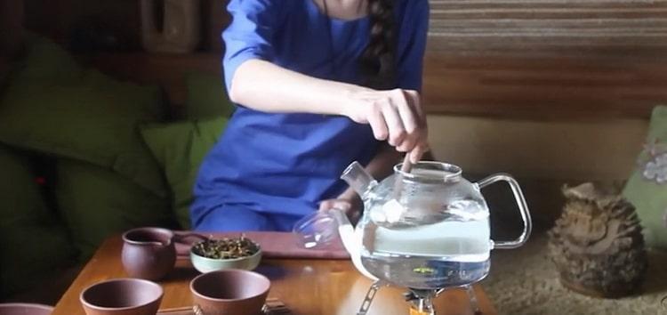 To prepare Kalmyk tea, put the water heated