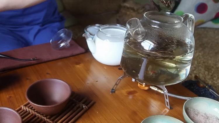 Para preparar el té Kalmyk, prepara los ingredientes.