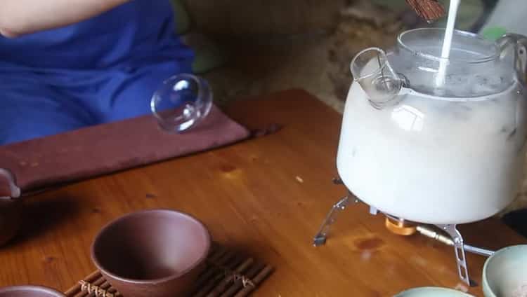 Para hacer té Kalmyk, vierta leche