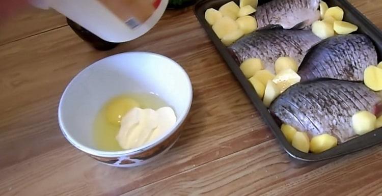 For the preparation of crucian carp in sour cream, prepare the sauce