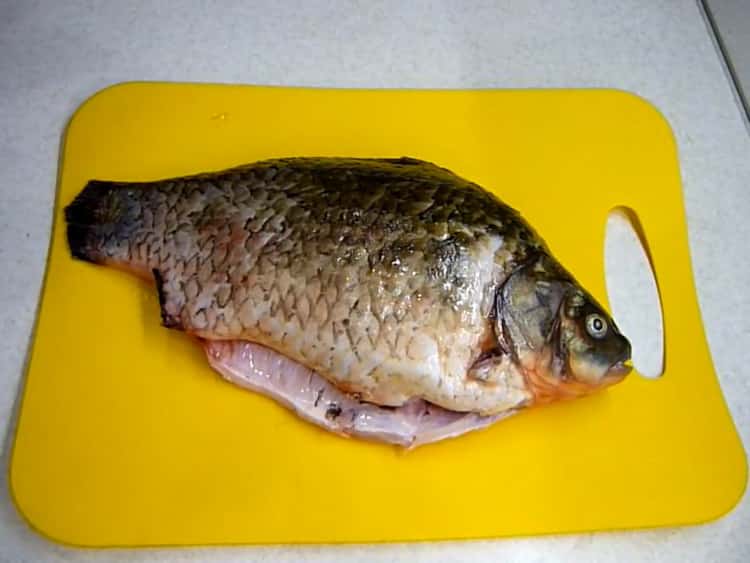 To prepare fried crucian carp, prepare the ingredients