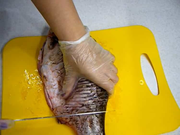 Pour faire la carpe crucian frite, faire des incisions dans le poisson