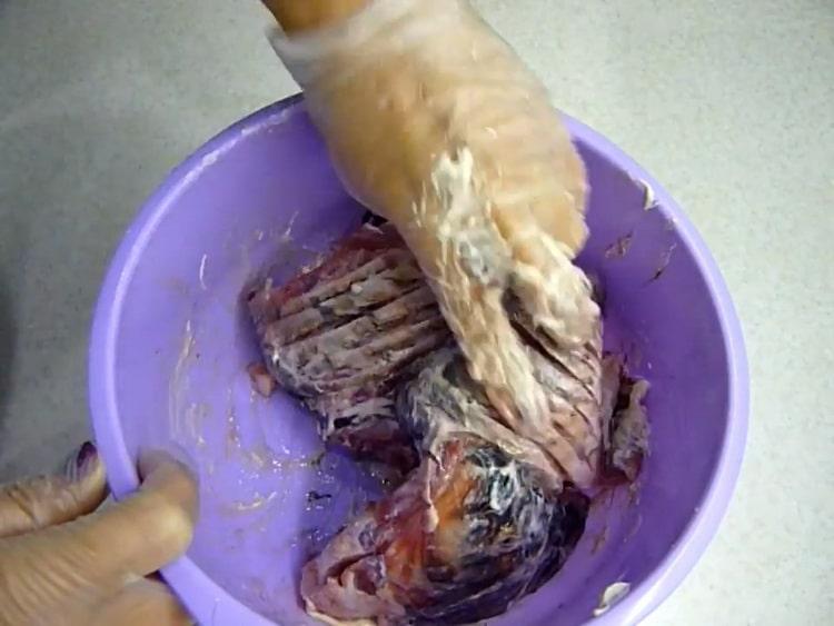 Para hacer carpa crucia frita, agregue mayonesa al pescado