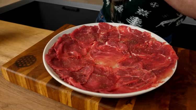 Para cocinar carpaccio de res, ponga la carne en un plato