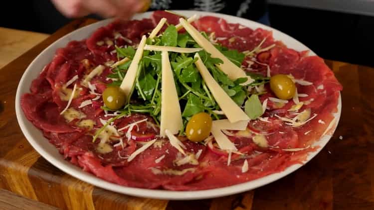 Para hacer carpaccio de res, prepare el queso