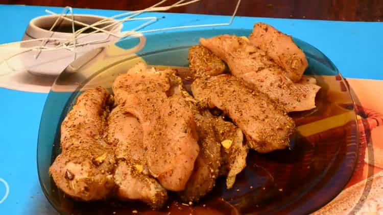 Pour préparer le carpaccio de poulet, préparez les fils