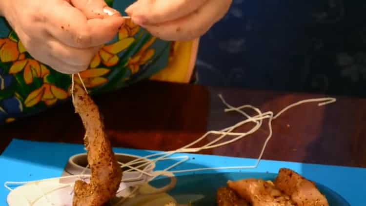 Pour préparer le carpaccio de poulet, préparez la viande