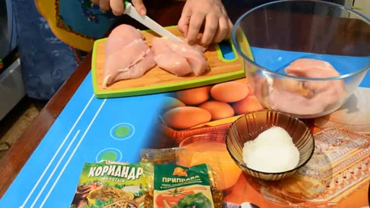 Pour faire un carpaccio de poulet, hachez la viande