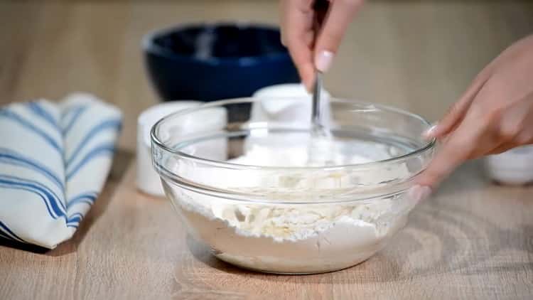 Para hacer quesadillas de pollo, prepare la masa.