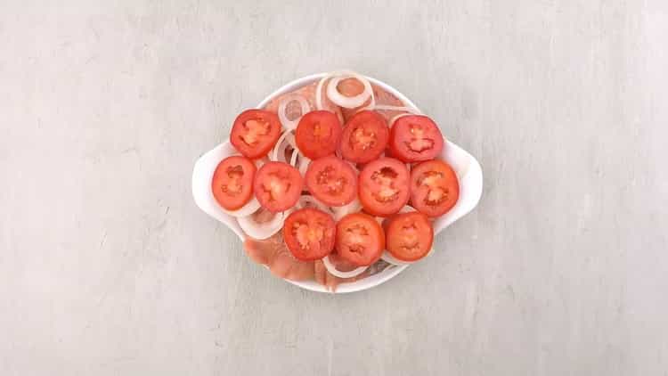 Prema receptu, da biste pripremili lososov losos u pećnici, rajčice stavite u kalup