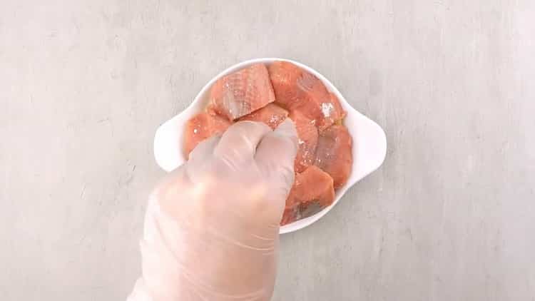 Según la receta, para preparar el chum en el horno, pon el pescado en un molde
