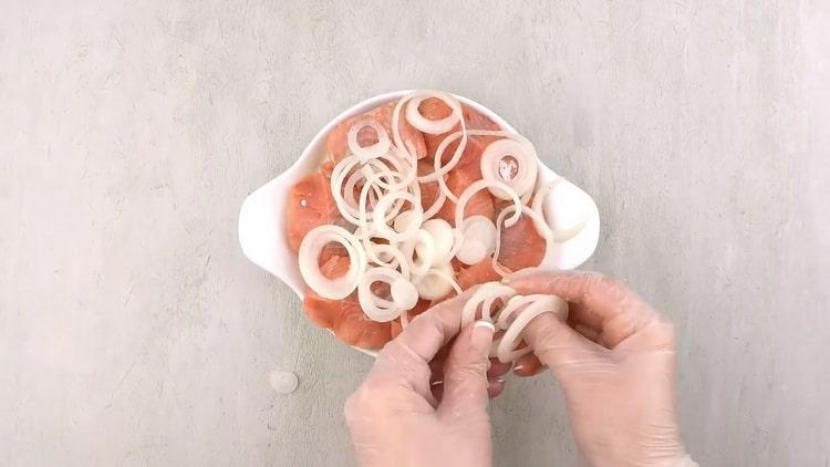 Según la receta, para cocinar salmón chum en el horno, ponga las cebollas en el molde