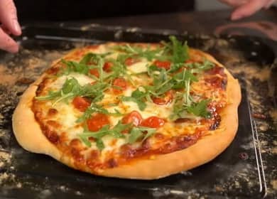 How to learn how to cook delicious classic pizza