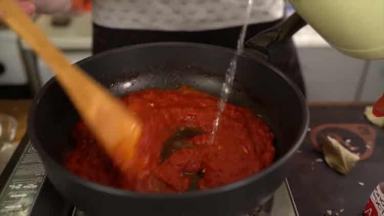 Para hacer una pizza clásica, agregue agua a la salsa
