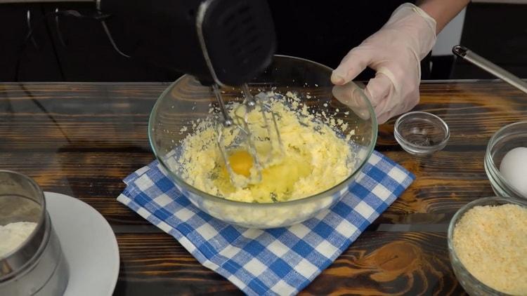 Para hacer galletas de coco, batir los ingredientes.