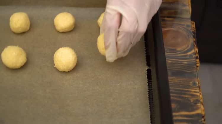 Para hacer galletas de coco, forma una mezcla para pastel