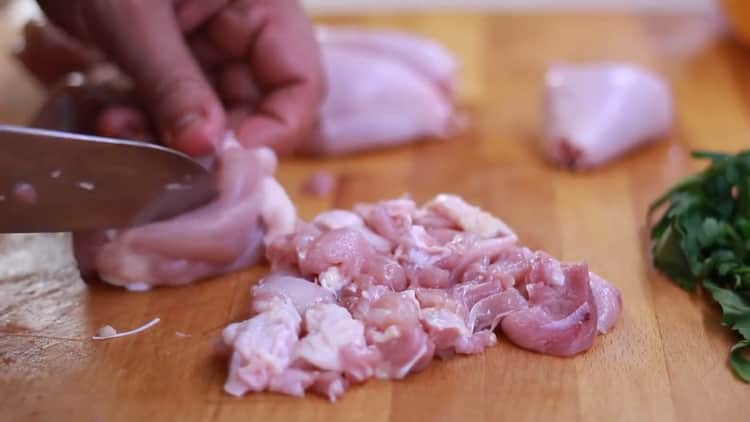 Para cocinar salchichas de pollo en casa, corte la carne.