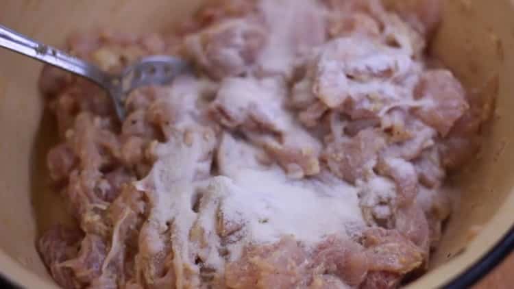 Pour faire des saucisses de poulet à la maison, ajoutez de la gélatine