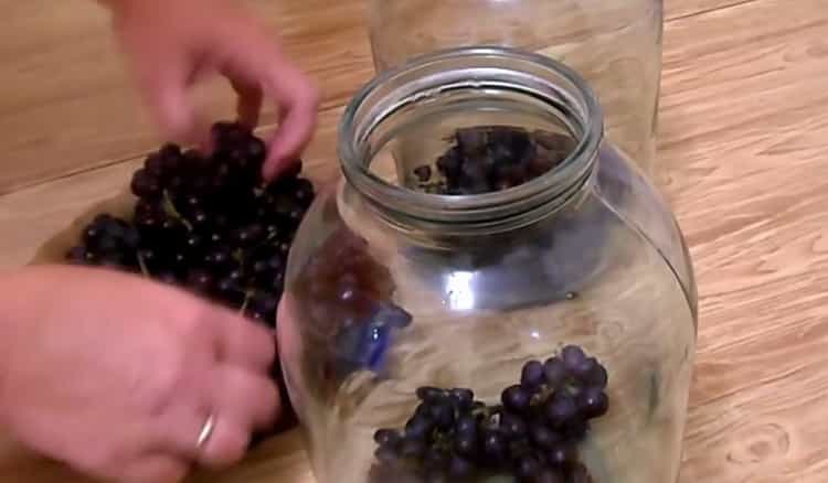 Pour préparer la compote de raisins, préparez tout ce dont vous avez besoin
