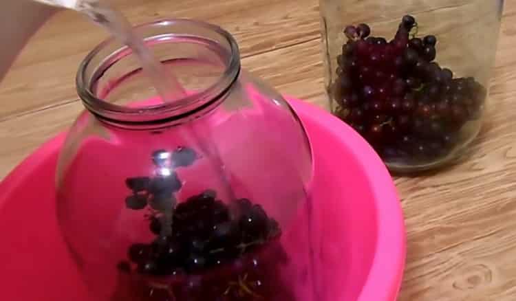 Para hacer compota de uvas, llena las bayas con agua