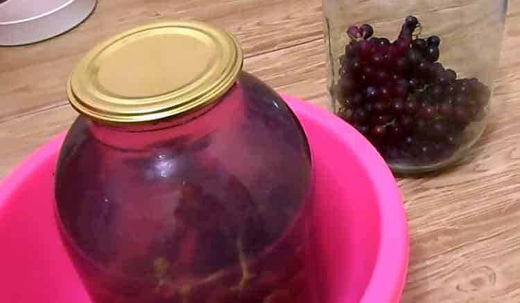 Para hacer la compota de uvas, deje reposar las bayas.