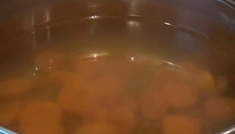 De délicieux abricots cuits prêts