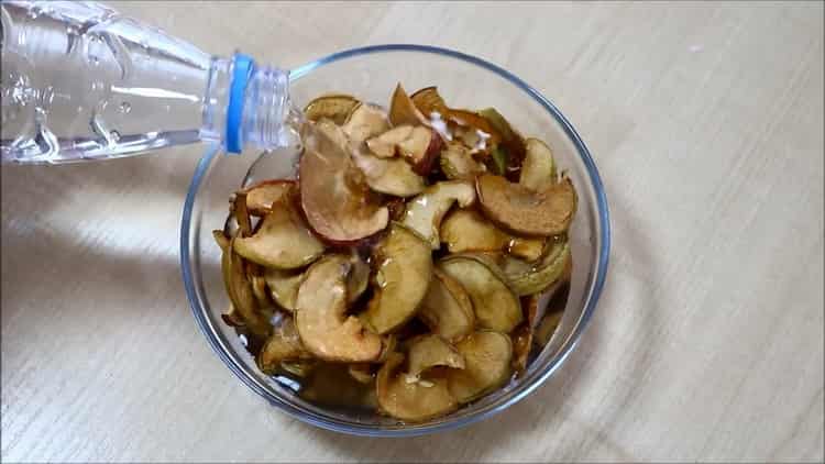Compote de pommes séchées selon une recette pas à pas avec photo