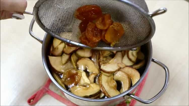 Rincer les ingrédients pour faire une compote de pomme séchée