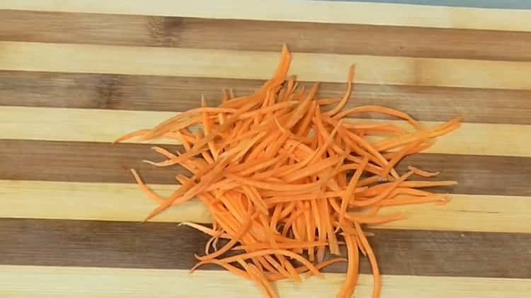 Pour la préparation de poisson en conserve à la maison. hacher les carottes