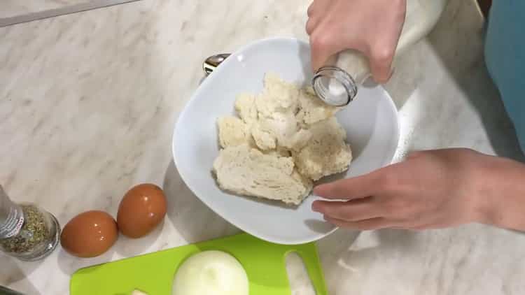 Para preparar empanadas de carne molida, sumerja el pan en leche