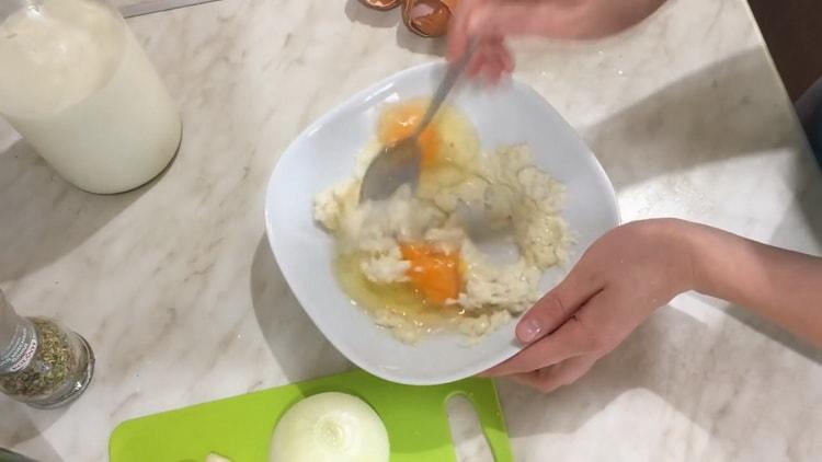 Ajouter les œufs pour cuire les escalopes de boeuf haché