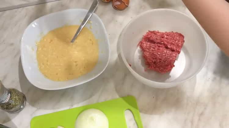 Combine minced meat to make ground beef patties