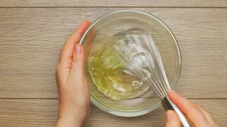 Battre les blancs pour faire des côtelettes au menthol