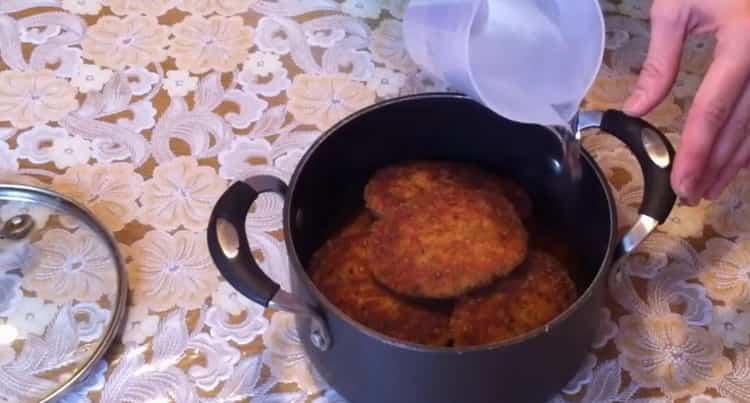 Pour faire des escalopes de poisson, mettez les boulettes de viande dans une casserole