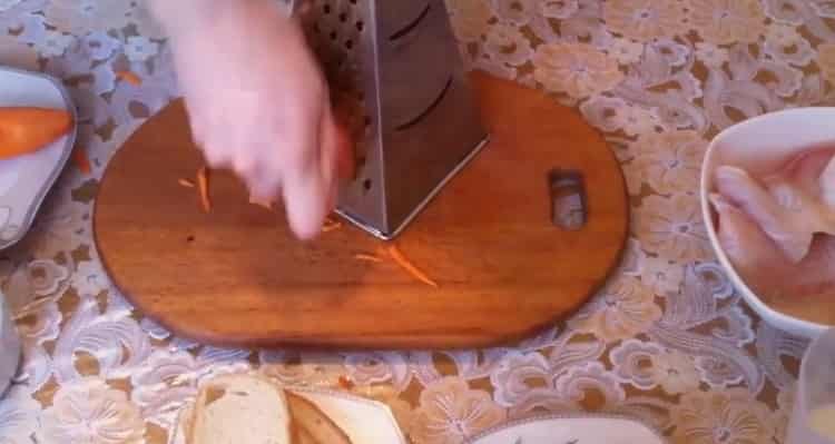 Pour préparer les côtelettes de poisson, râpez les carottes
