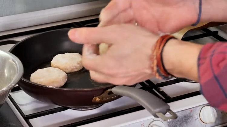 Para cocinar chuletas de lucio, caliente la sartén