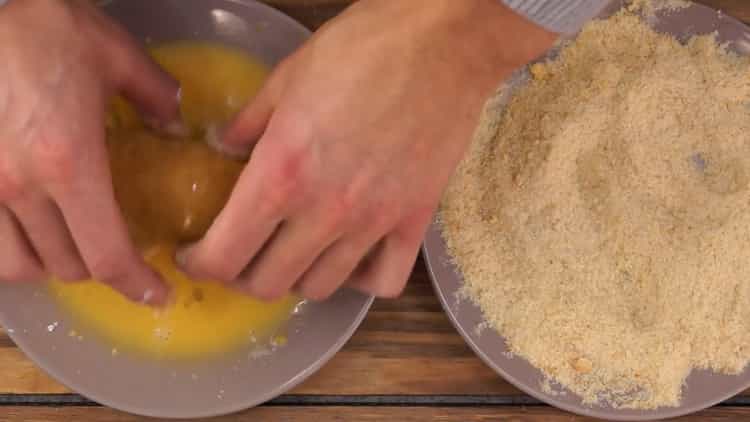 Según la receta, para la preparación de chuletas de Kiev, prepare un empanado
