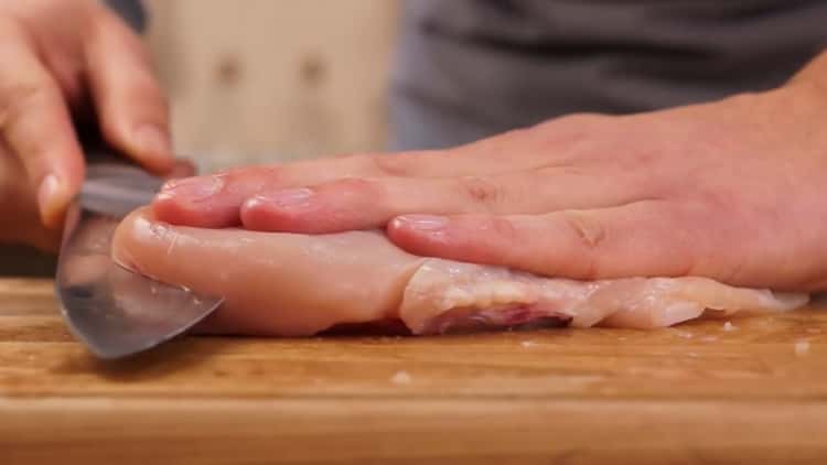 Selon la recette, pour la cuisson du poulet, Kiev coupe le filet de poulet