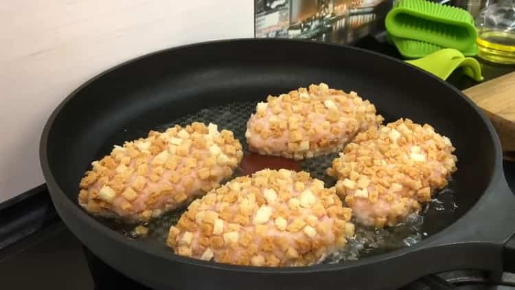 Pour faire cuire des boulettes de viande au feu, faites chauffer la poêle